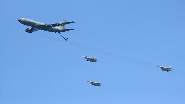 Дозаправщик в небе над Тель-Авивом. Фото: Матан Дери (צילום: מתן דרעי) Дозаправщик в небе над Тель-Авивом. Фото: Матан Дери