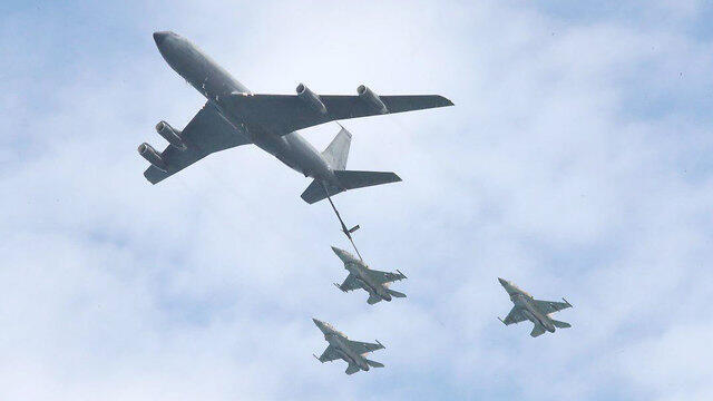 Воздушный парад в небе над Израилем. Фото: Яир Саги (צילום: אורן אהרוני) Воздушный парад в небе над Израилем. Фото: Яир Саги