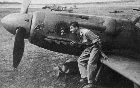 Будущий главком ВВС ЦАХАЛа и президент Израиля Эзер Вейцман у истребителя S-199. Фото: Wikimedia