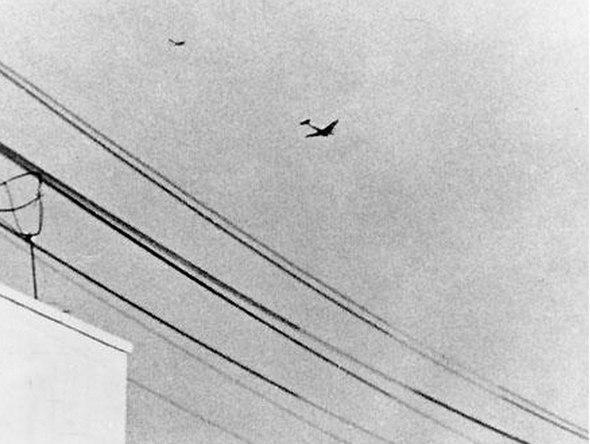 Моди Алон атакует египетские бомбардировщики над Тель-Авивом. Фото: Wikimedia