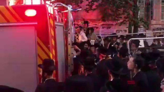 Нападение на пожарный расчет в Иерусалиме. Фото: Лиран Тамари, mynet (צילום: לירן תמרי, מיינט) Нападение на пожарный расчет в Иерусалиме. Фото: Лиран Тамари, mynet