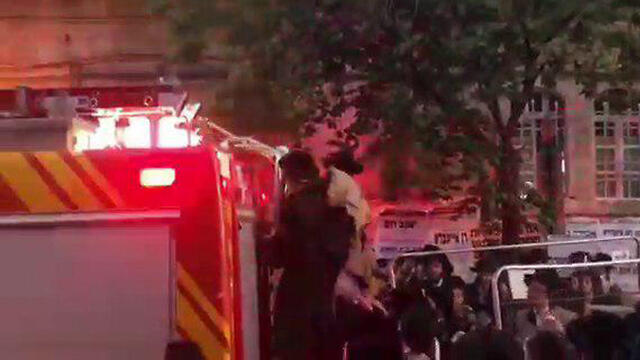 Нападение на пожарный расчет в Иерусалиме. Фото: Лиран Тамари, mynet (צילום: לירן תמרי, מיינט) Нападение на пожарный расчет в Иерусалиме. Фото: Лиран Тамари, mynet