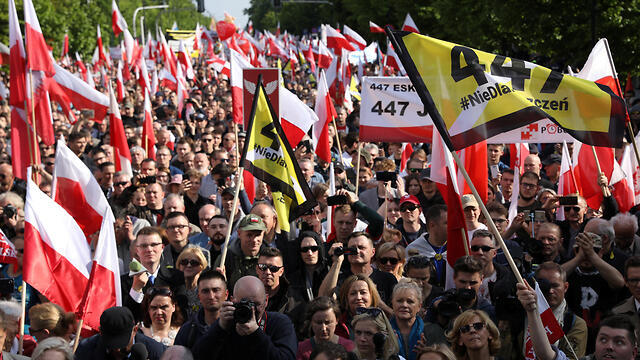 Polish demonstrators protest restitution for Jews