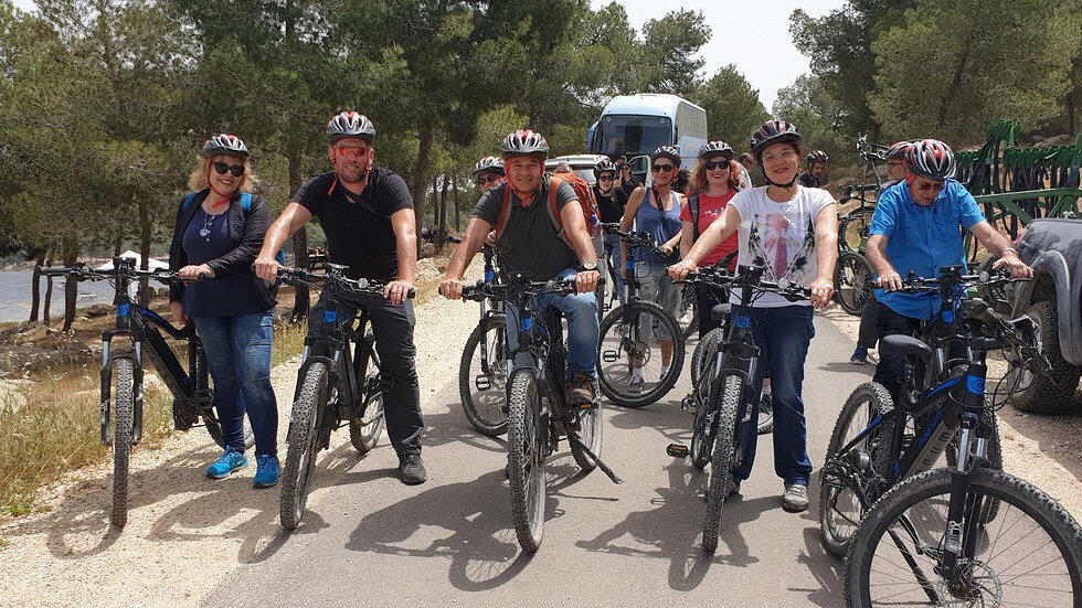 Электровелосипеды в лесу Ятир. Фото: Орна Бен-Хаим