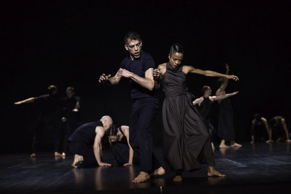 Сцена из балета "Continu". Фото: Себастьян Болеш