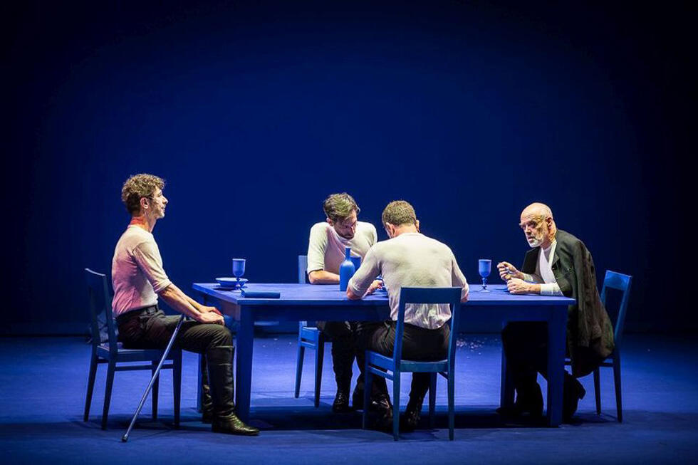 Сцена из спектакля "Отцы и дети". Фото: Виктория Снуб