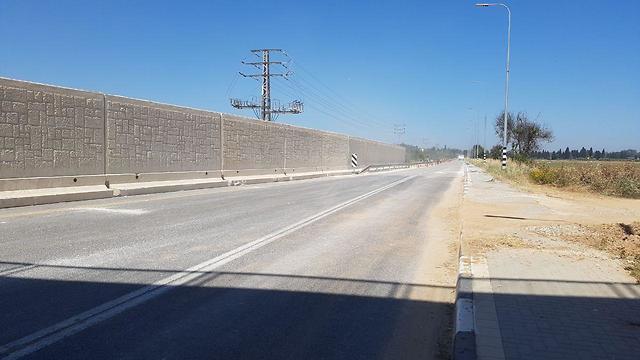 The 700-meter cement barrier along the main road to Kibbutz Erez (Photo: Barel Ephraim) 
