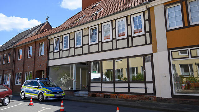 Гифхоpн. Дом, где нашли тела двух женщин, пронзенных стрелами. Фото: АР (צילום: AP) Гифхоpн. Дом, где нашли тела двух женщин, пронзенных стрелами. Фото: АР