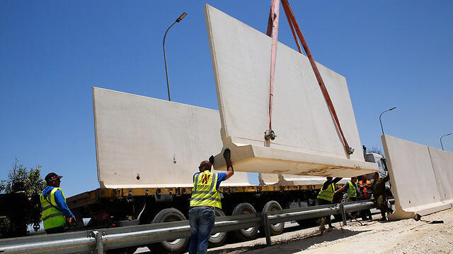 Putting up a protective wall near Sderot (צילום: AFP) Putting up a protective wall near Sderot