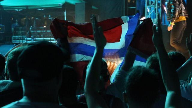Зрители приветствуют любимцев на сцене Евродеревни. Фото: Моти Кимхи