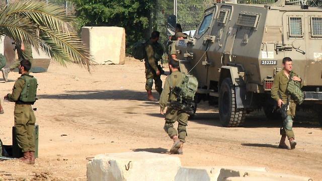 IDF troops along the Gaza border (Photo: Roee Idan) (צילום: רועי עידן) IDF troops along the Gaza border (Photo: Roee Idan)