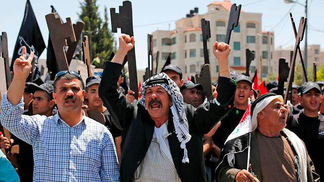 Palestinian protesters mark 71 years since thier catastrophe or Nakba (Photo: AFP) (צילום: AFP) Palestinian protesters mark 71 years since thier catastrophe or Nakba (Photo: AFP)