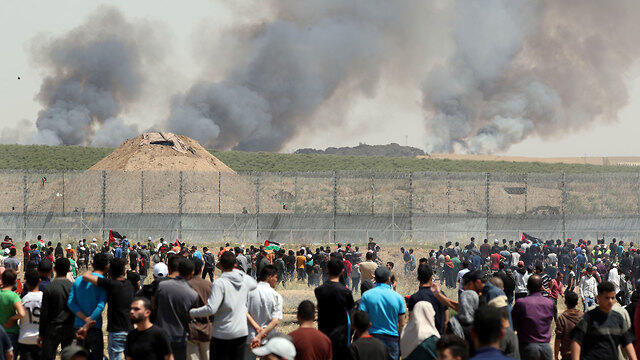 Palestinian protesters gathering at the Gaza border fence on Nakba Day (Photo: Reuters) (צילום: רויטרס) Palestinian protesters gathering at the Gaza border fence on Nakba Day (Photo: Reuters)