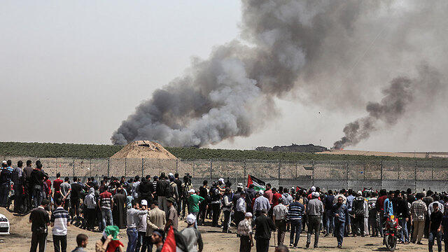 Palestinians demonstrate on Gaza border (צילום: EPA) Palestinians demonstrate on Gaza border