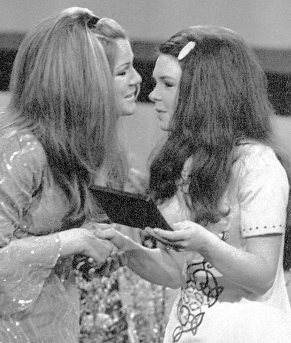 Ленни Кюр (слева) вручает награду певице из Ирландии Дане. Фото: AP