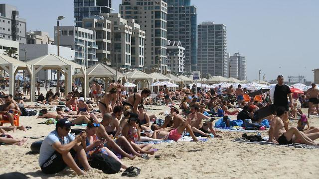 Tel Aviv beach amid heatwave