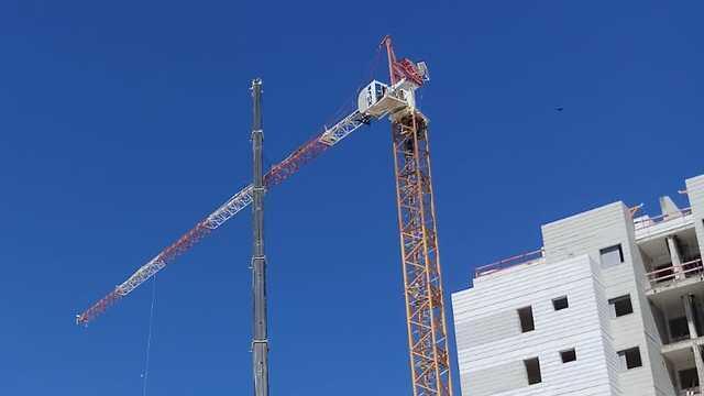 Обрушившийся кран. Фото: Шахар Ольмер (צילום: שחר אולמר ) Обрушившийся кран. Фото: Шахар Ольмер