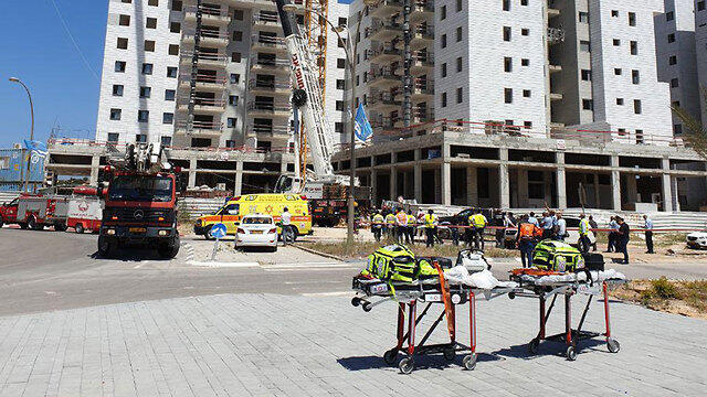 У места обрушения крана в Явне. Фото: Ави Муалем (צילום: אבי מועלם) У места обрушения крана в Явне. Фото: Ави Муалем