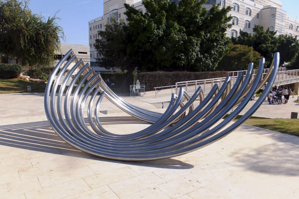 Скульптура" Бьющееся сердце" в больнице "Бейлинсон" в Петах-Тикве