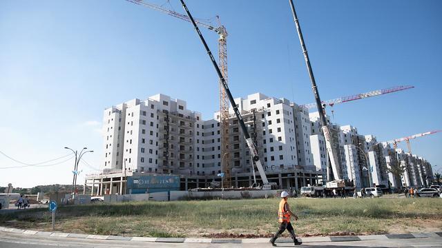 У места обрушения крана в Явне. Фото: Авнер Грин (צילום: ענר גרין) У места обрушения крана в Явне. Фото: Авнер Грин