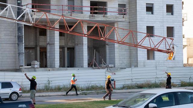 На месте обрушения крана в Явне. Фото: Авнер Грин (צילום: ענר גרין) На месте обрушения крана в Явне. Фото: Авнер Грин