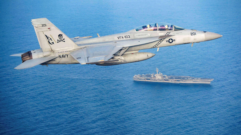 מטוס F/A-18 סופר הורנט מעל נושאת מטוסים אברהם לינקולן 