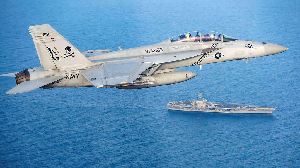 מטוס F/A-18 סופר הורנט מעל נושאת מטוסים אברהם לינקולן 