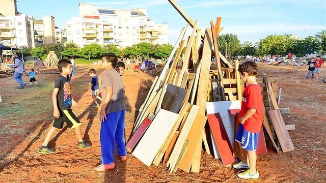 Israeli kids collect wood for Lag BaOmer