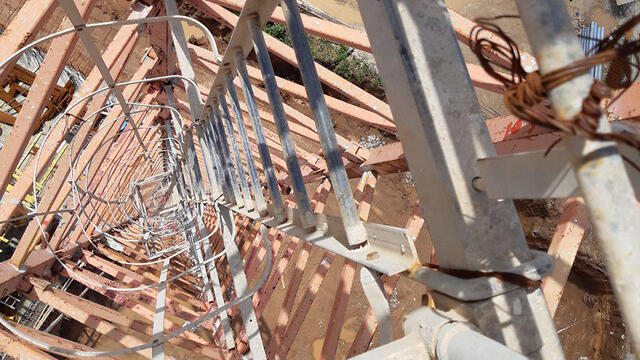 Все ходит ходуном: подъем в кабину кранаnullnull Все ходит ходуном: подъем в кабину крана