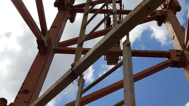 Ржавая конструкция, кустарные связкиnullnull Ржавая конструкция, кустарные связки