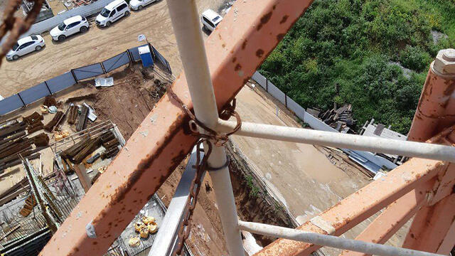 На скорую руку: детали на высоте закрепили проволокойnullnull На скорую руку: детали на высоте закрепили проволокой