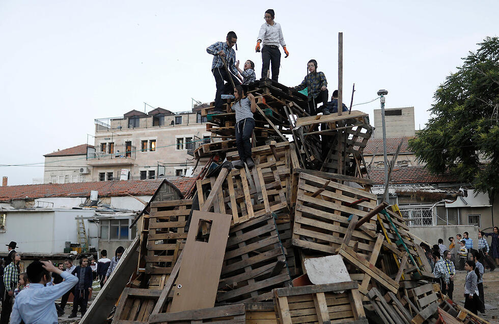 Children construct a bonfire in Jerusalem (צילום: AFP) Children construct a bonfire in Jerusalem