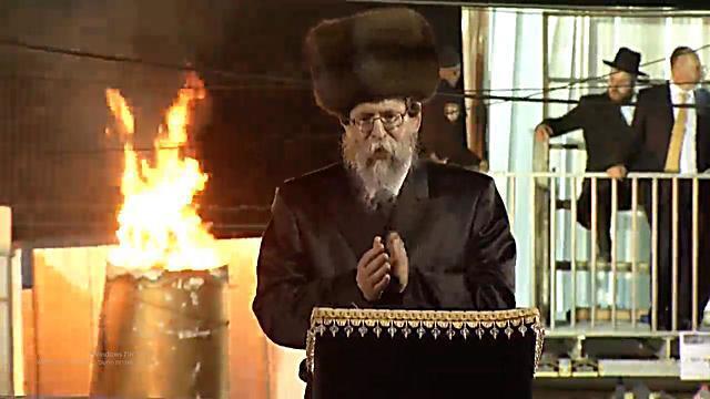 The Rebbe of Boyan is the first to light a bonfire (צילום: אלי אביב) The Rebbe of Boyan is the first to light a bonfire