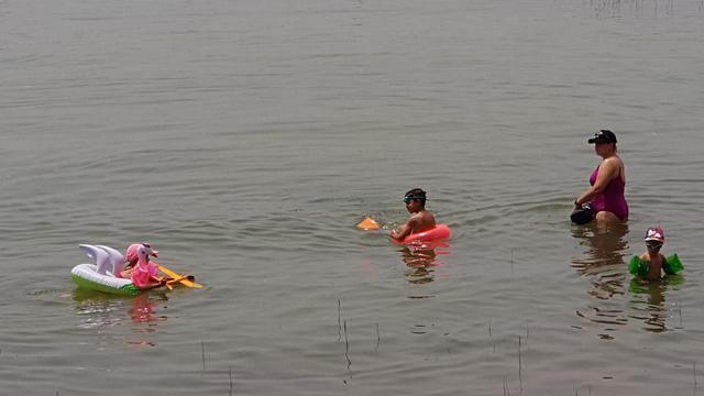 Отдыхающие в Эйн-Геве. Фото: Авихай Орен (צילום: אביחי אורן) Отдыхающие в Эйн-Геве. Фото: Авихай Орен