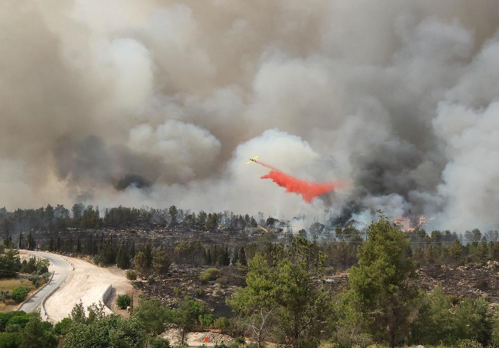 Пожар в Мево-Модиин, недалеко от рельсовых путей. Фото: Шай Шалом