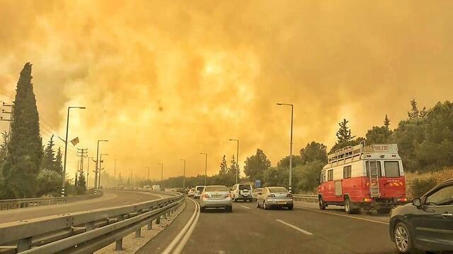 Flames from Mevo Modi'im seen outside the moshav (צילום: כבאות והצלה מחוז מרכז) Flames from Mevo Modi'im seen outside the moshav