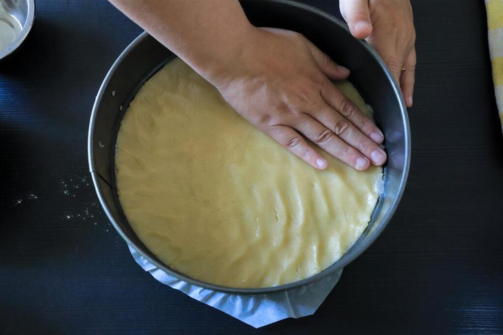 Тесто выкладываем на пекарскую бумагу и разравниваем. Фото: Ярон Бреннер (צילום: ירון ברנר) Тесто выкладываем на пекарскую бумагу и разравниваем. Фото: Ярон Бреннер