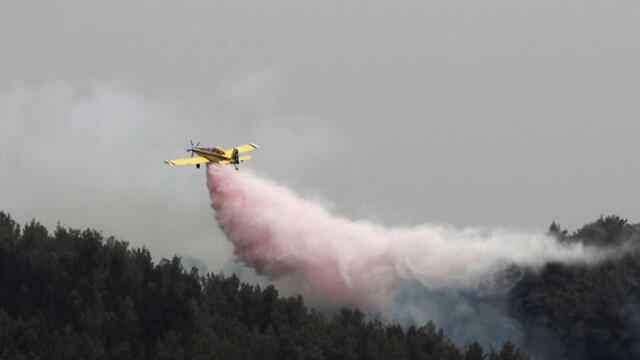 Firefighting planes in Kibbutz Harel (צילום: רויטרס) Firefighting planes in Kibbutz Harel