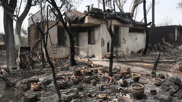 Aftermath of a fire in Mevo Modi'im (צילום: EPA) Aftermath of a fire in Mevo Modi'im
