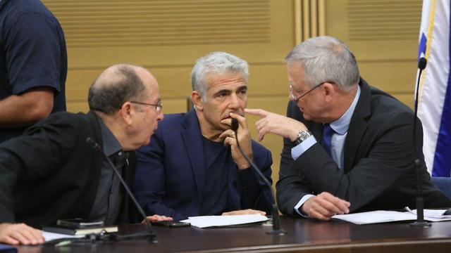 Yair Lapid alongside two other Blue and White leaders Benny Gantz and Moshe Ya’alon (צילום: אלכס קולומויסקי ) Yair Lapid alongside two other Blue and White leaders Benny Gantz and Moshe Ya’alon