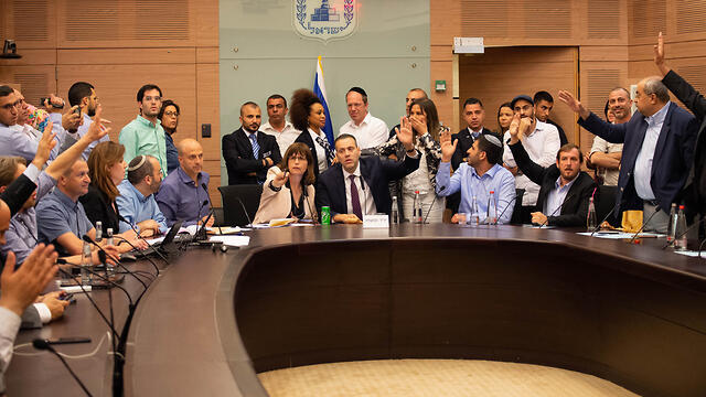 A special committee to dissolve Knesset  votes