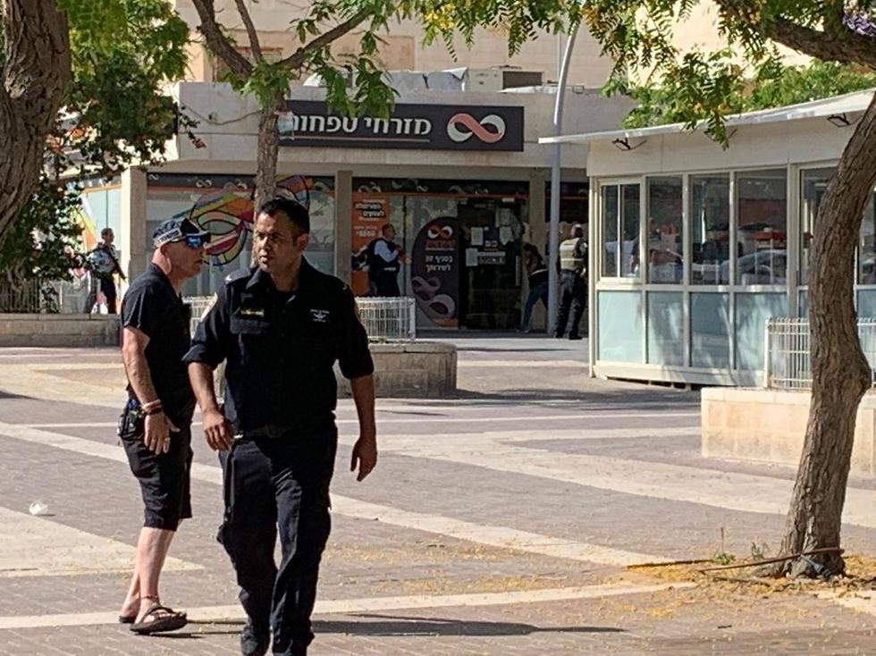 Место происшествия в Араде. Фото: Гиль Айсман (צילום: גיל אייסנמן) Место происшествия в Араде. Фото: Гиль Айсман