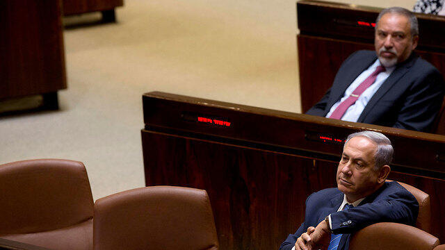 Benjamin Netanyahu and Avigdor Liberman in the Knesset (צילום: AP) Benjamin Netanyahu and Avigdor Liberman in the Knesset