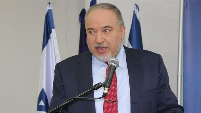 Avigdor Liberman speaks to his party
