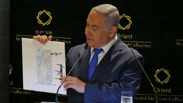 Netanyahu with Trump's map