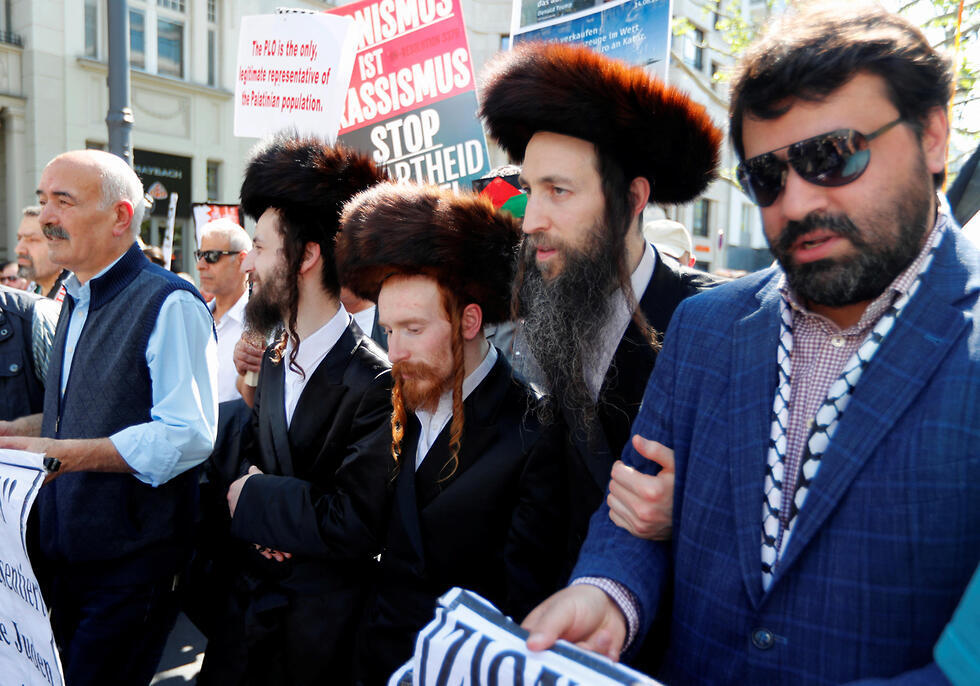 Members of an anti-Zionist ultra-Orthodox Jewish sect join an anti-Israel protest in Berlin (Photo: Reuters)