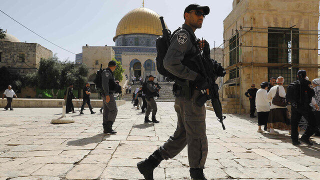 Jewish worshipers with police protection on Temple Mount (Photo: AFP) (צילום: AFP) Jewish worshipers with police protection on Temple Mount (Photo: AFP)