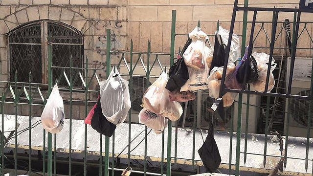 Trash hanging on fences (צילום מתוך דו"ח מבקר המדינה) Trash hanging on fences