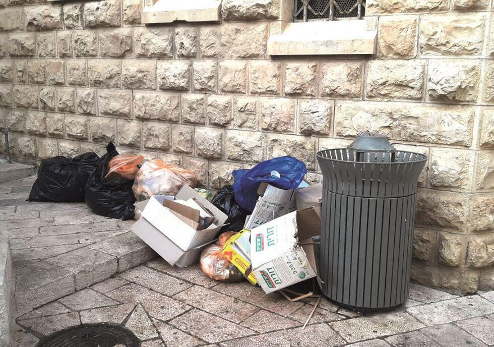 Piles of trash in Jerusalem's Old City (צילום מתוך דו"ח מבקר המדינה) Piles of trash in Jerusalem's Old City