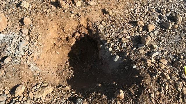 Воронка на месте падения ракеты. Фото: администрация комплекса на Хермоне (צילום: אתר החרמון) Воронка на месте падения ракеты. Фото: администрация комплекса на Хермоне